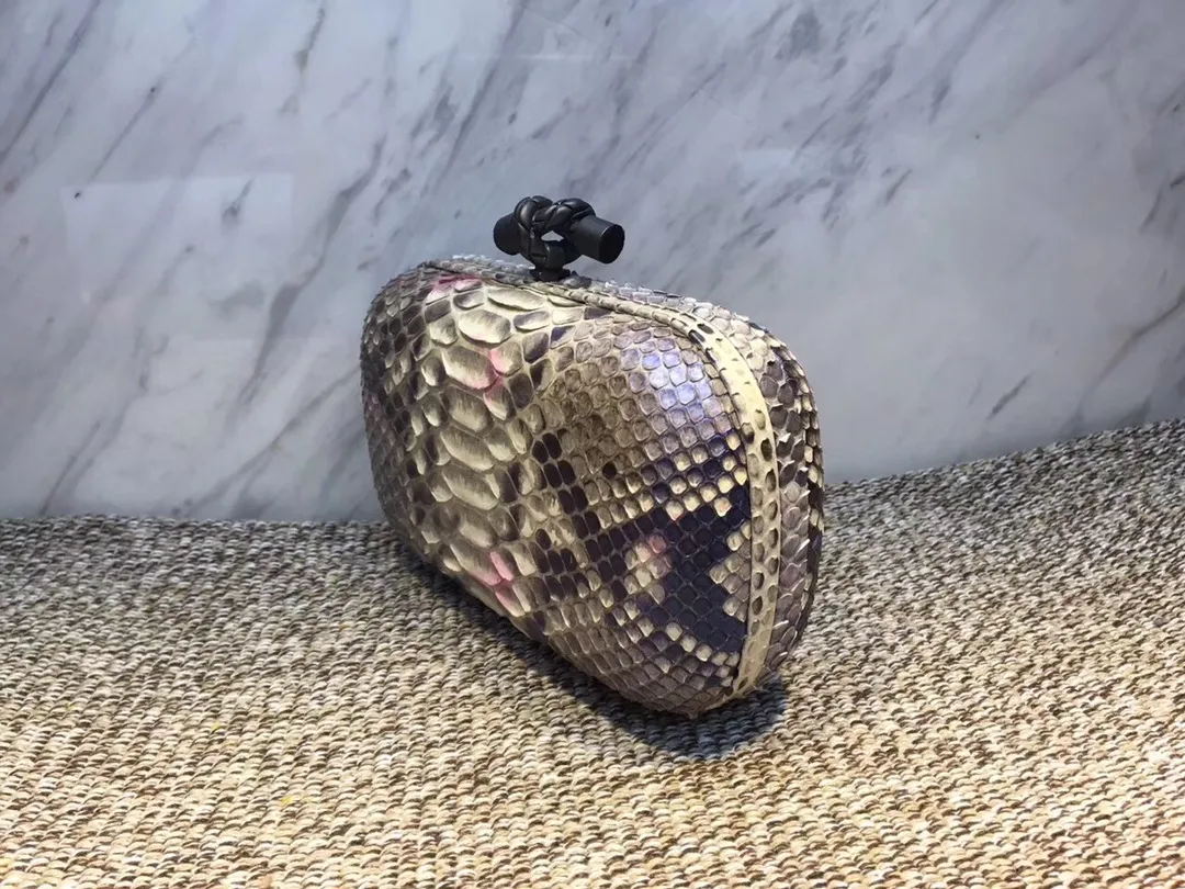 🔥🔥Model No. 8651🔥🔥This elegant clutch bag is one of the most popular handbags in woven bags. It is an interpretation of a classic design that was reintroduced in 2001. Since its launch, the Knot clutch has exhibited exquisite craftsmanship and integrated different styles from low-key to flamboyant. Each new Knot product demonstrates the irresistible and timeless charm of this classic handbag. This luxurious handbag features the signature braided rope buckle and is crafted from rare yellow-ringed forest snake and water snake skins. More charming and luxurious texture. Size: Small 16.5cm
